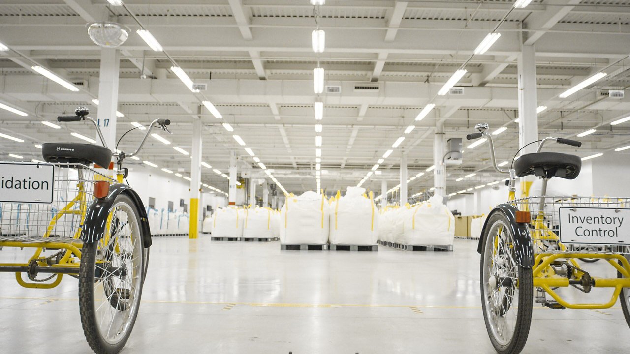 Scatto distante di un prodotto confezionato nello stabilimento Herbalife Innovations and Manufacturing