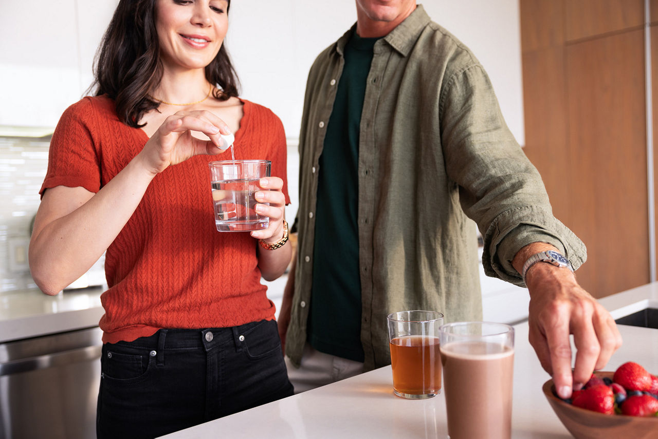 man vrouw gezond ontbijt keuken