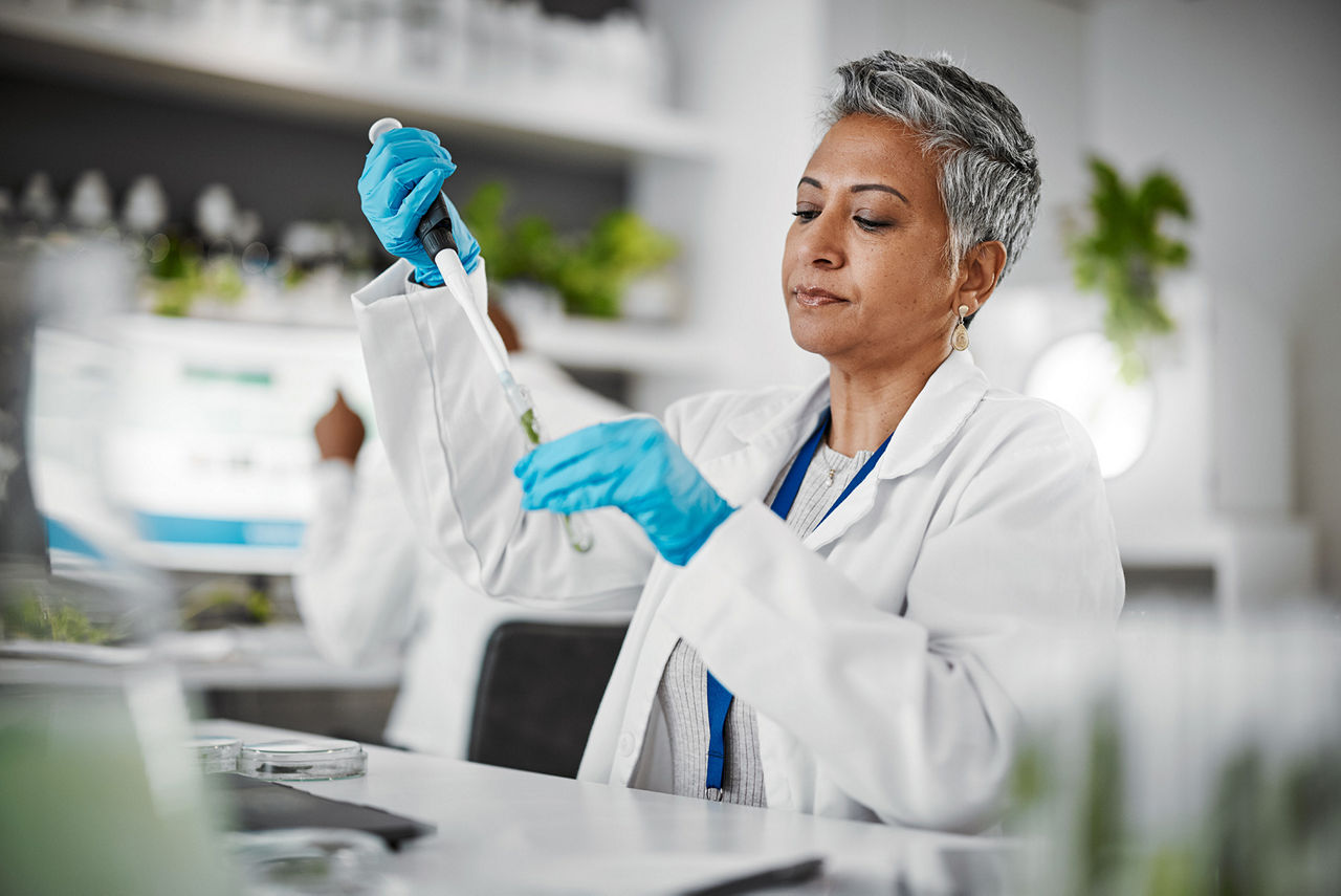 científico trabajando en laboratorio