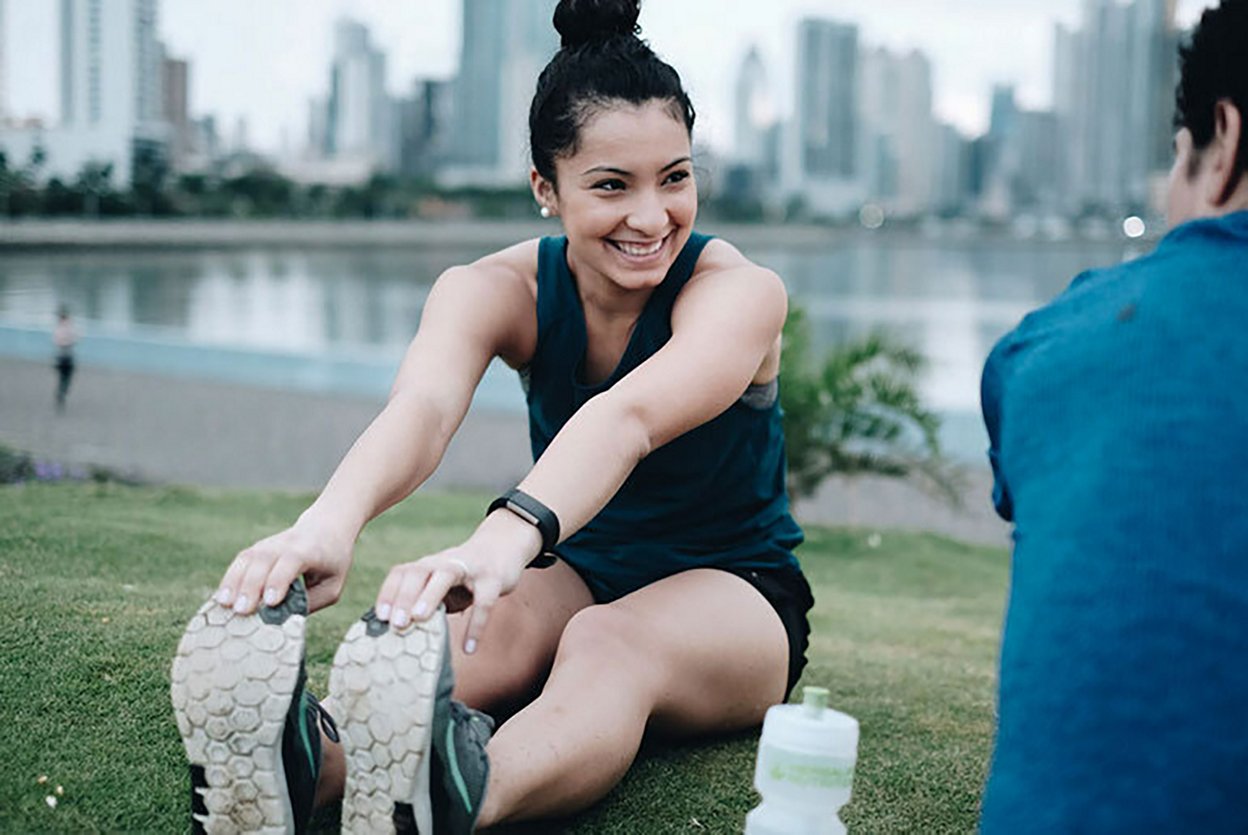 Femme en train de s'étirer