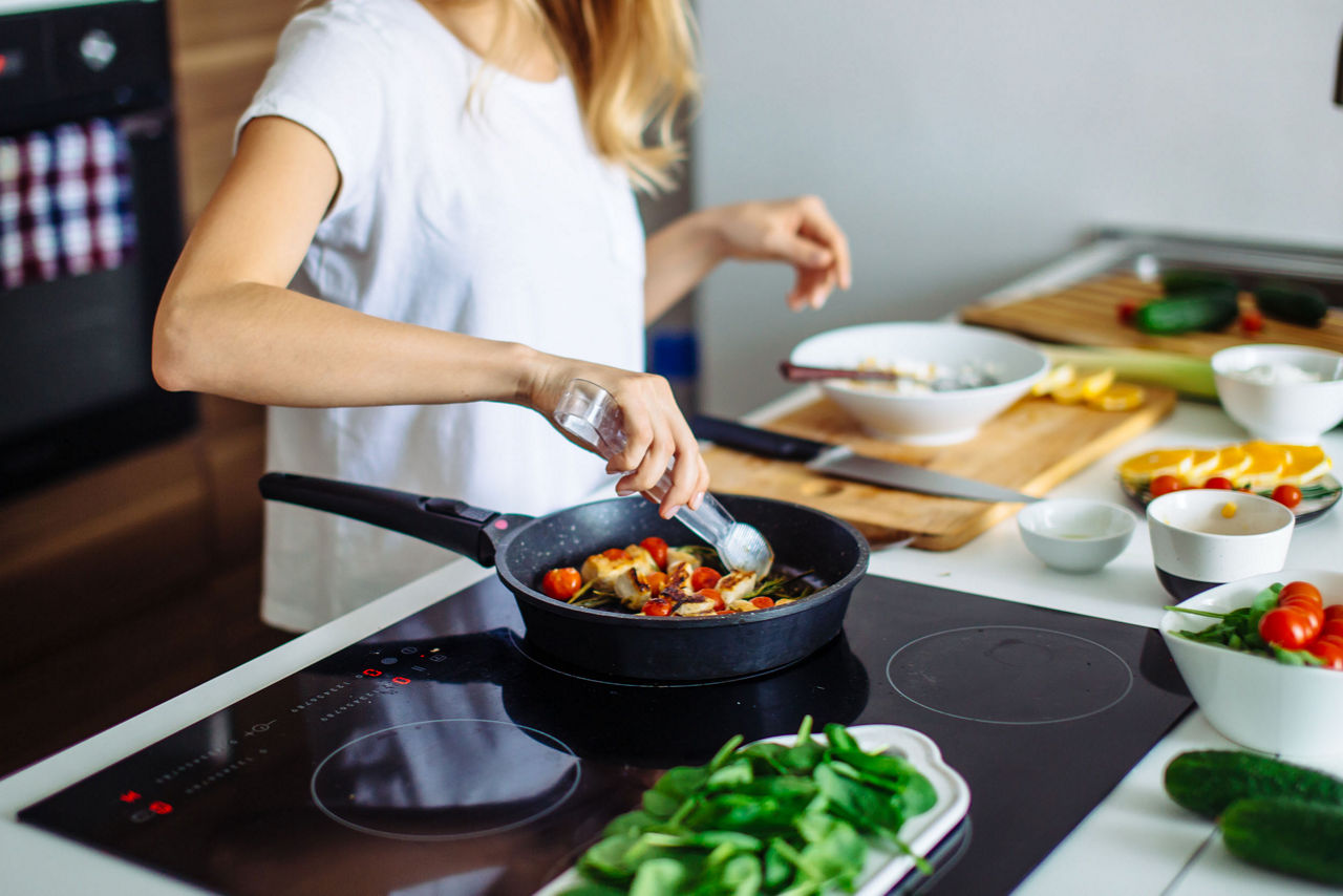 Femme cuisinant à la maison