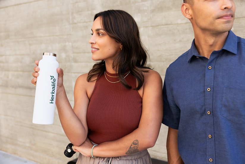 Kona að drekka vatn utandyra