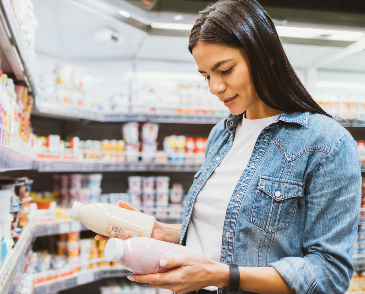 Frau liest Produktetiketten im Lebensmittelladen