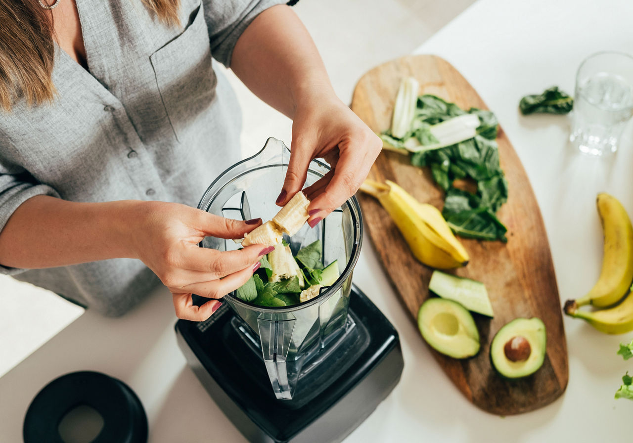 Vrouw die smoothie maakt