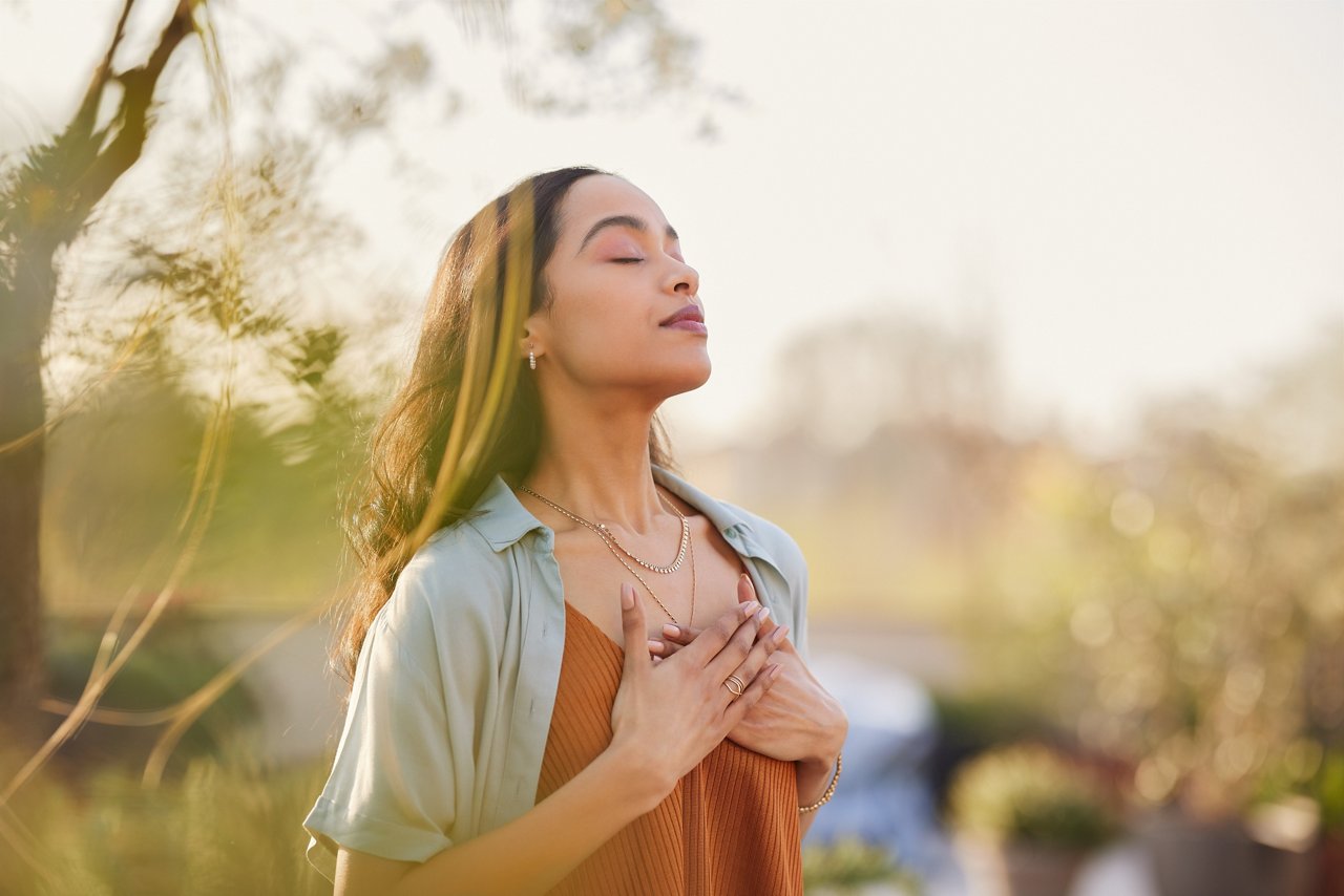 Femeie relaxându-se și respirând aer curat în aer liber la apus