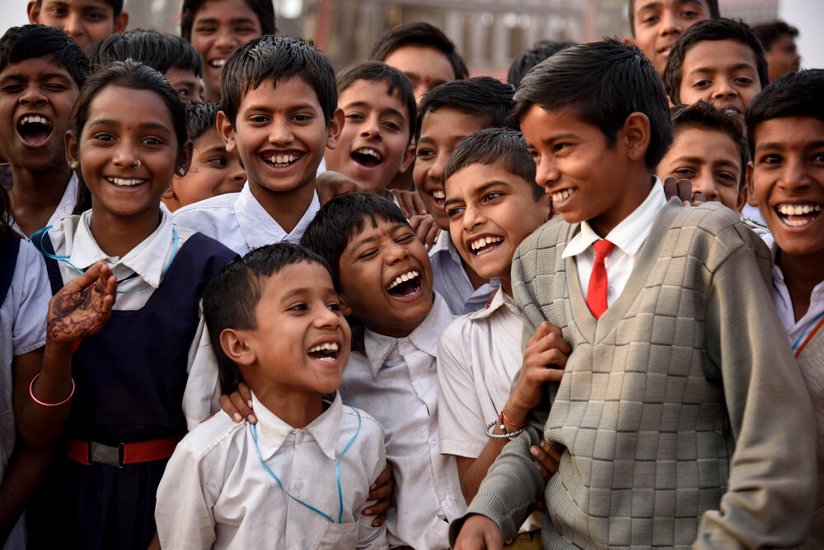 हँसते हुए बच्चे