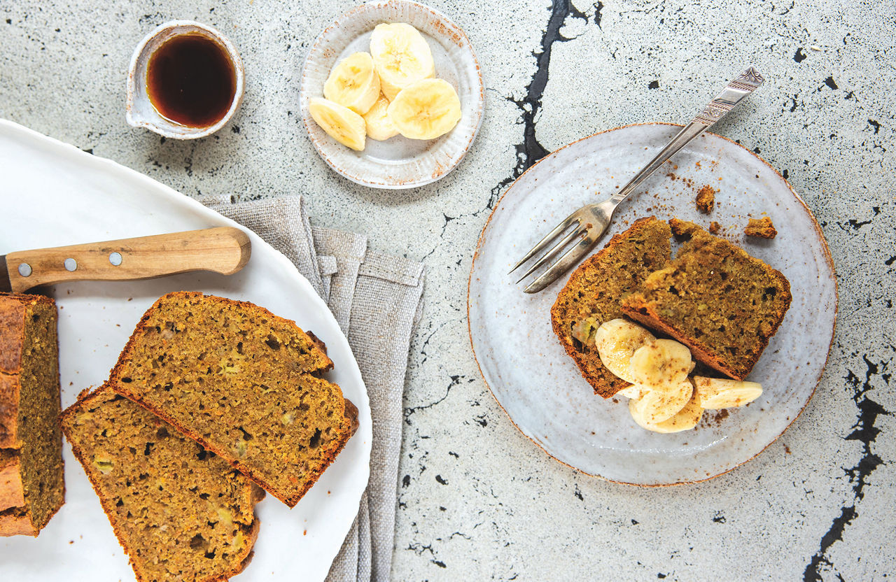 Plakjes zelfgemaakt bananenbrood op een bord