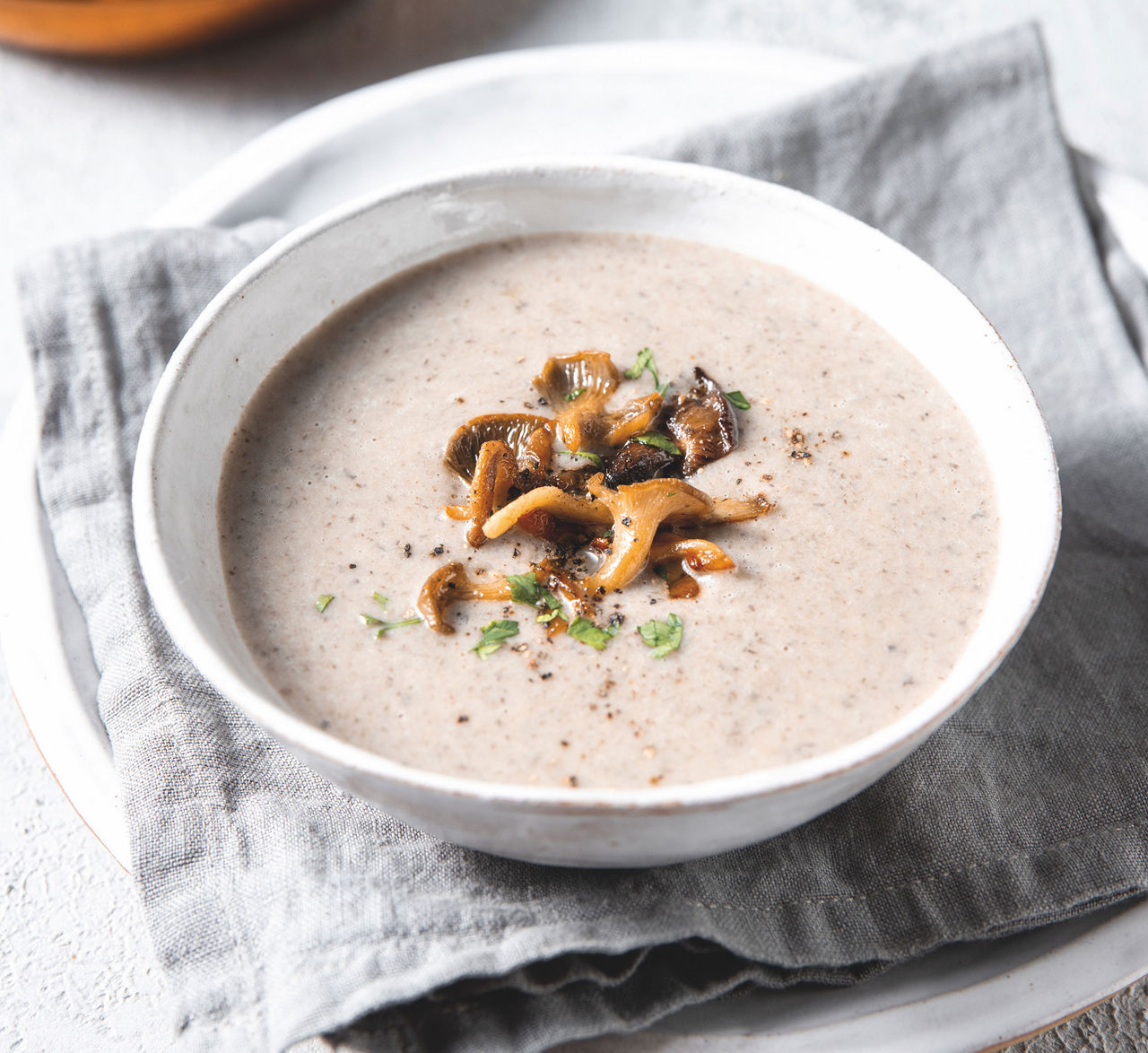 Eine Schüssel mit cremiger Pilzsuppe