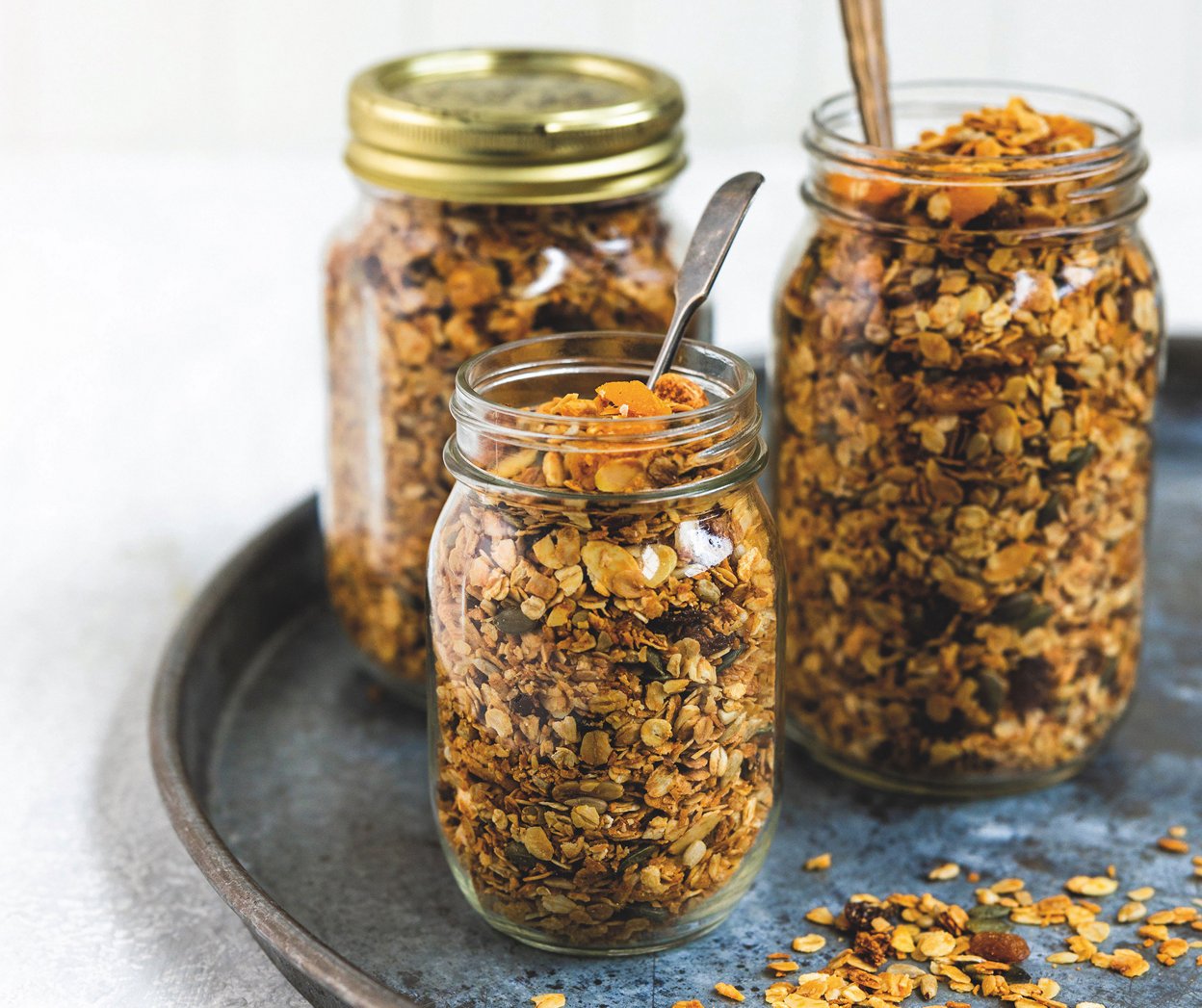 Een dienblad met potten gevuld met granola