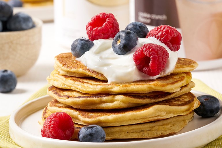 Palačinke s šlagom, malinama i borovnicama