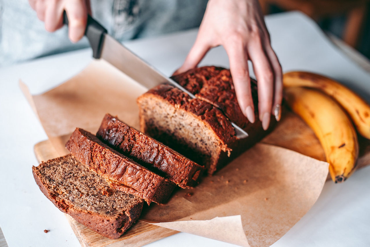 Stücke selbstgebackenes Bananenbrot auf einem Teller