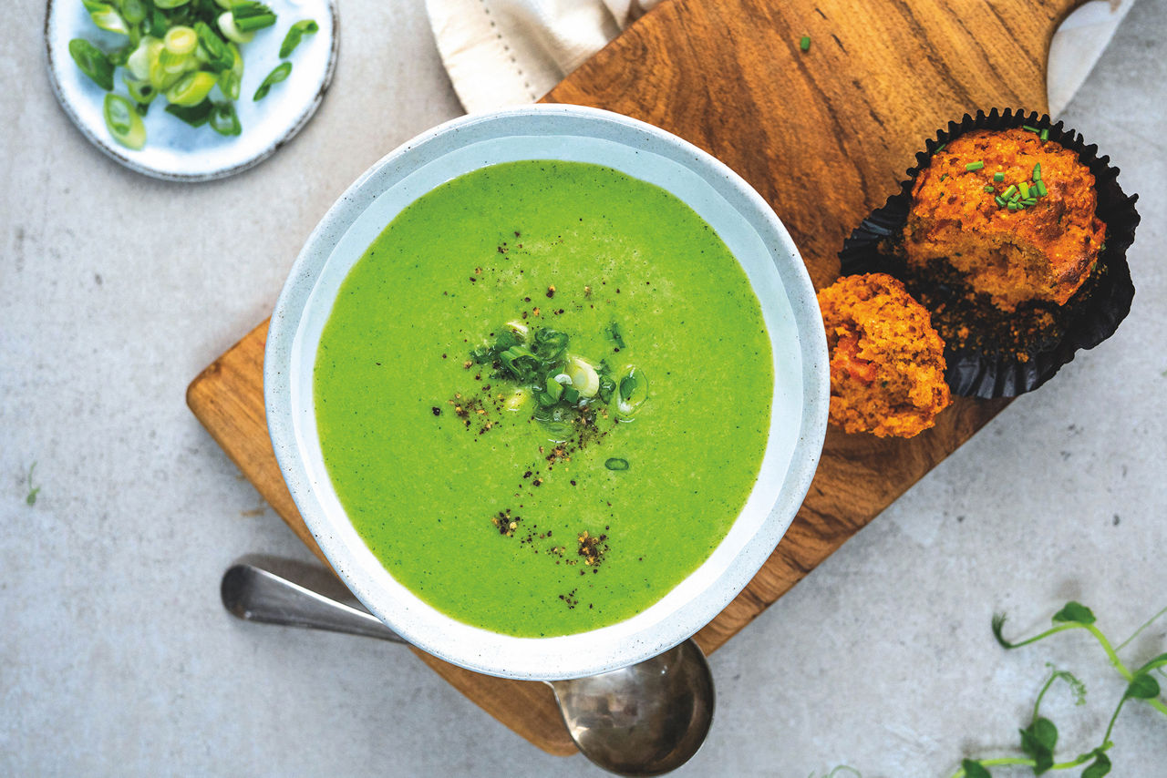 Zuppa di piselli nella ciotola con muffin