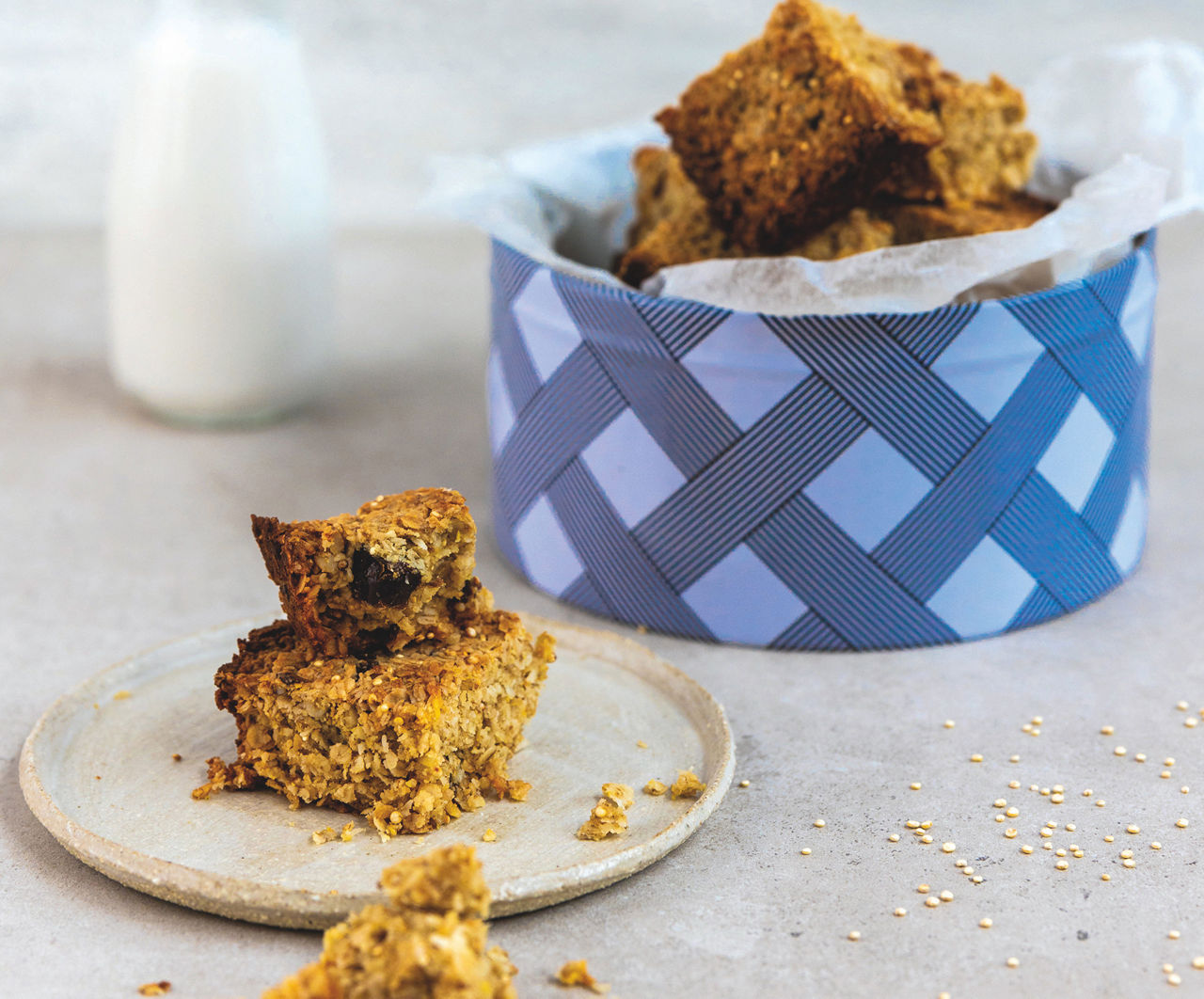 Quinoa hapjes in een doos en op een bord