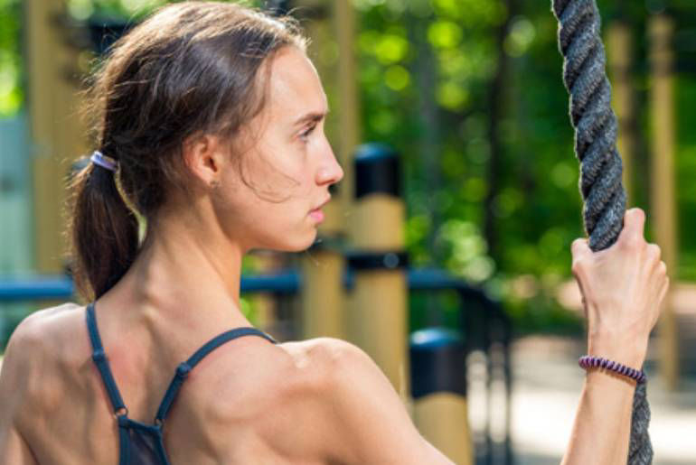 Donna in una palestra all'aperto