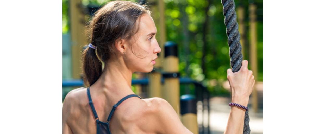 Donna in una palestra all'aperto