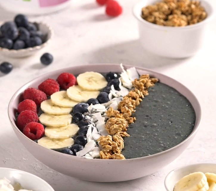 Tigela com frutos do bosque, banana, mirtilos e cereais