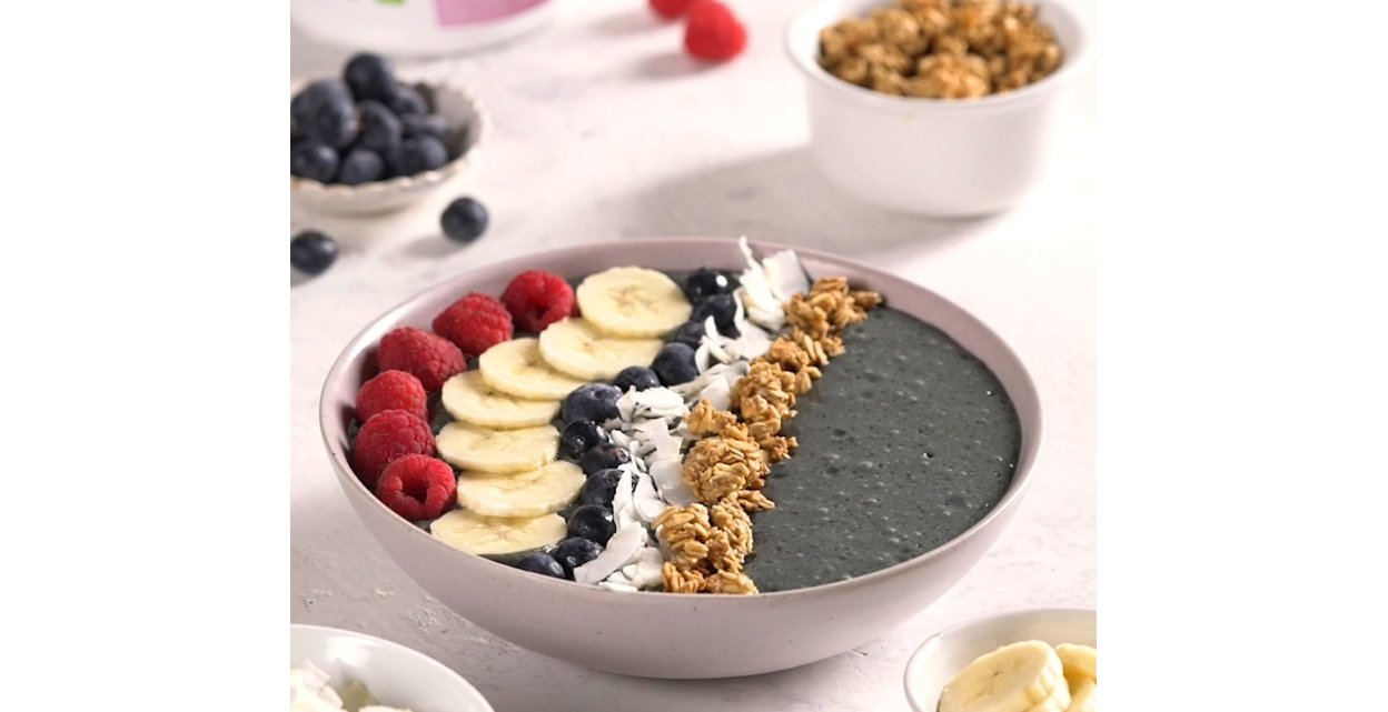 Tigela com frutos do bosque, banana, mirtilos e cereais