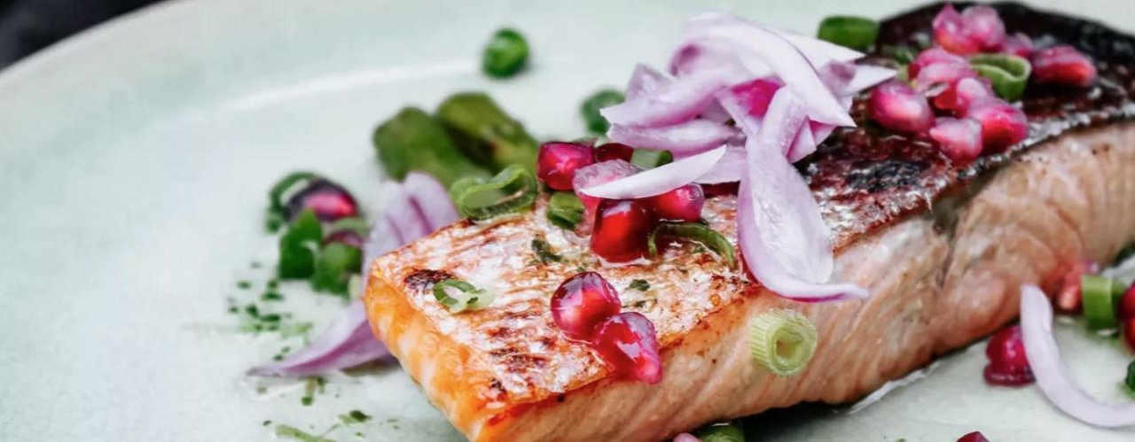 Trozo de salmón con granada y cebolla