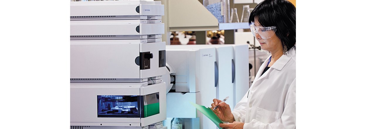 Food technician in the lab