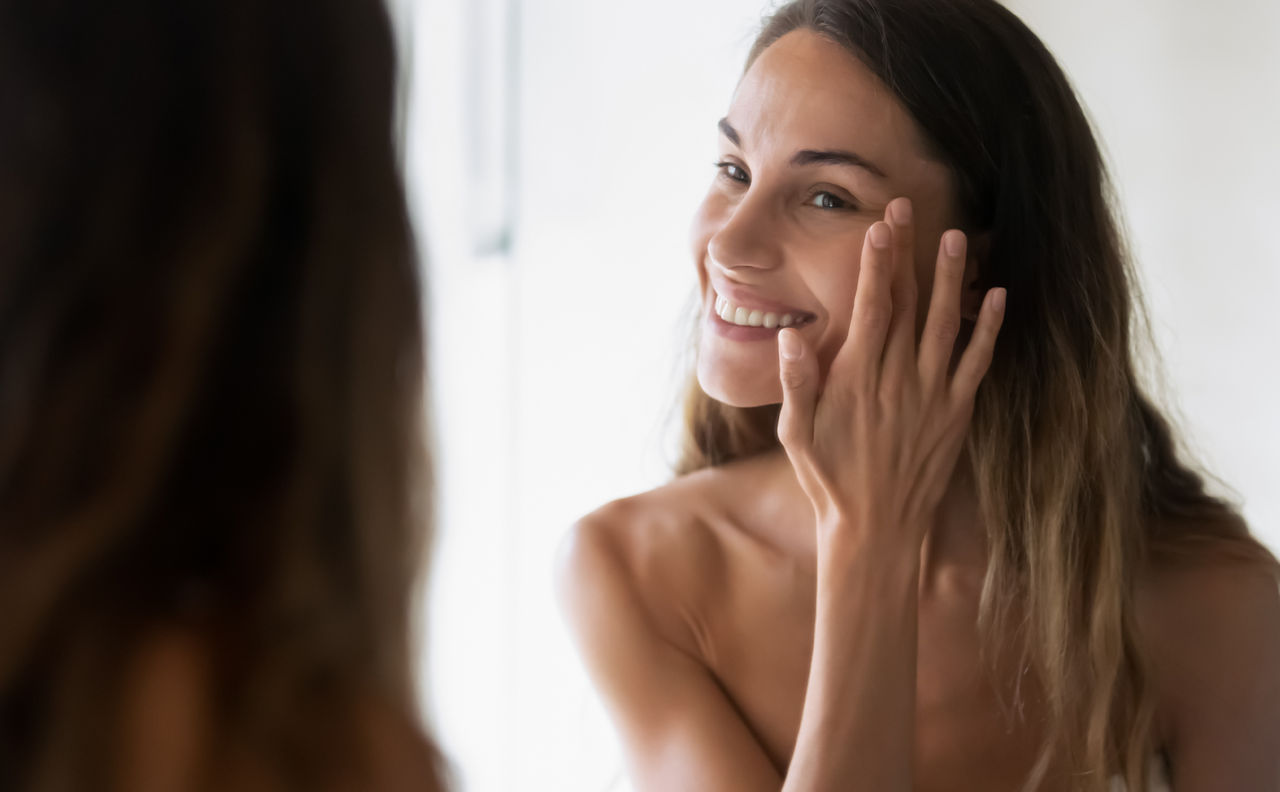 Mujer lavándose la cara