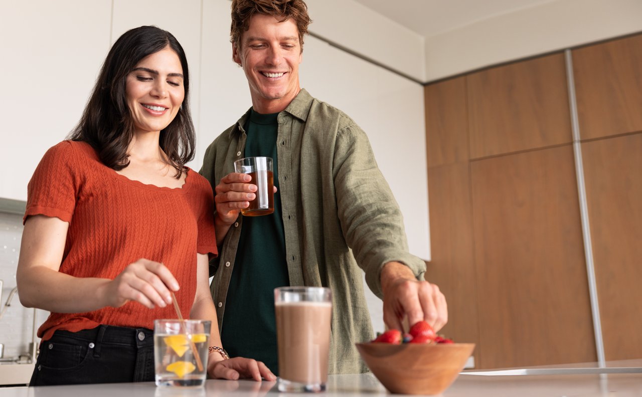 Mujer y hombre en la cocina