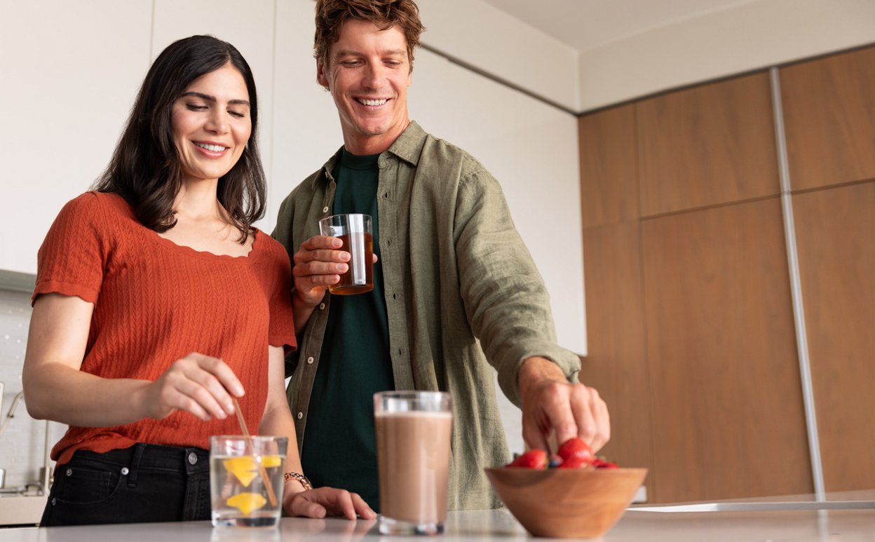 Mujer y hombre en la cocina