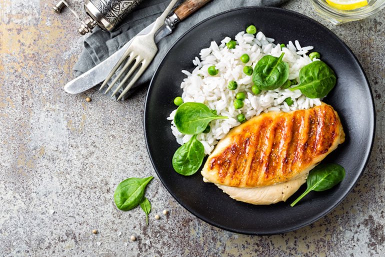 Crni tanjur s piletinom i rižom