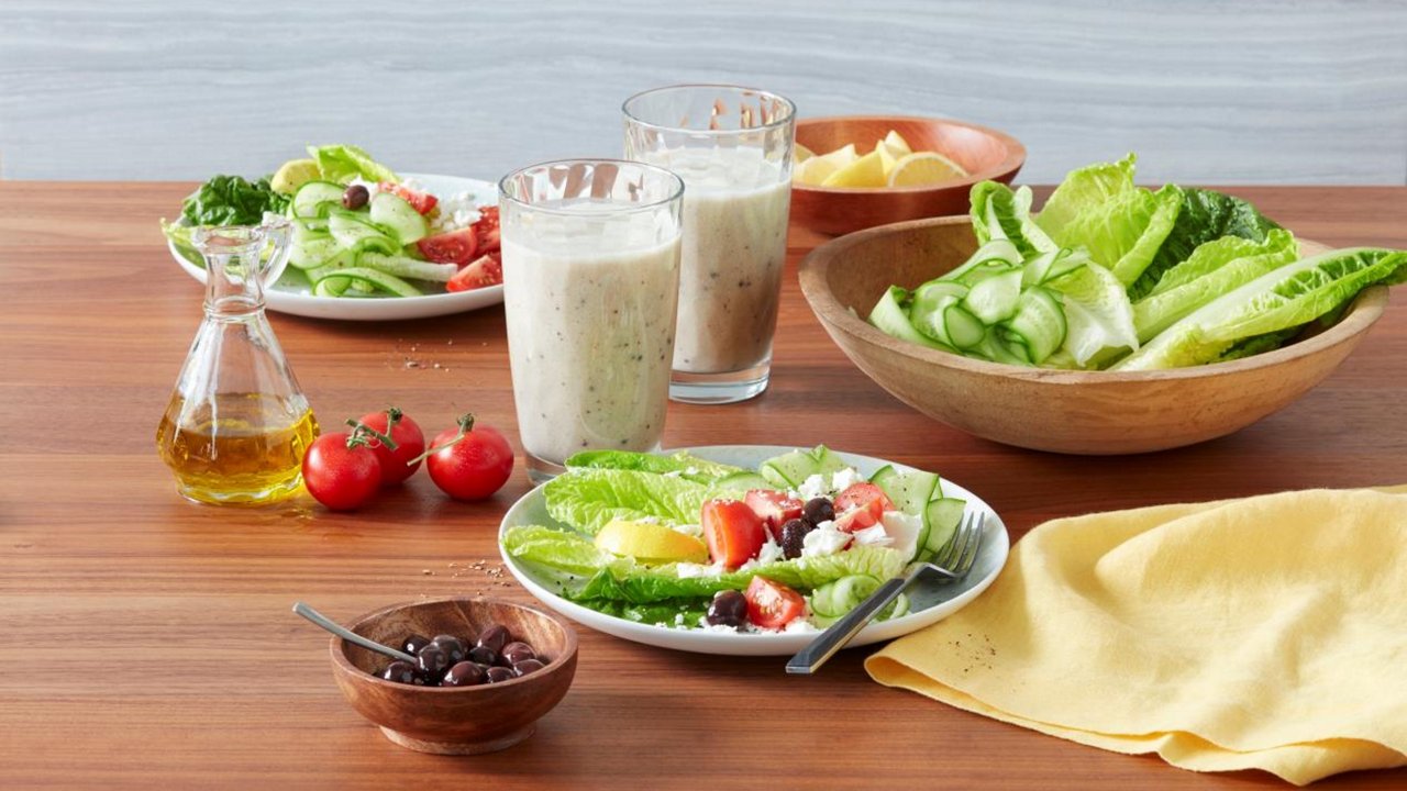 Table avec de la salade et 2 verres de shake Formula 1