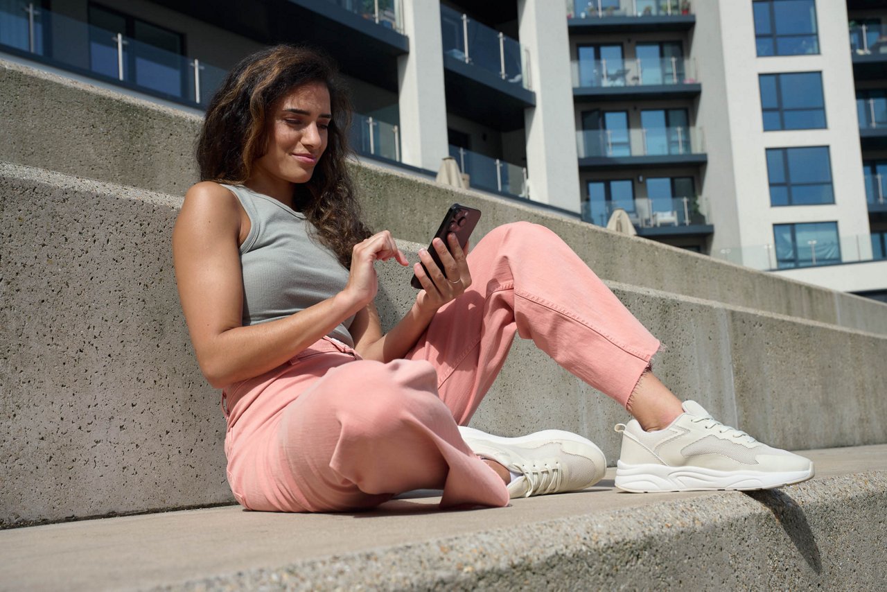 Žena pracující na notebooku venku