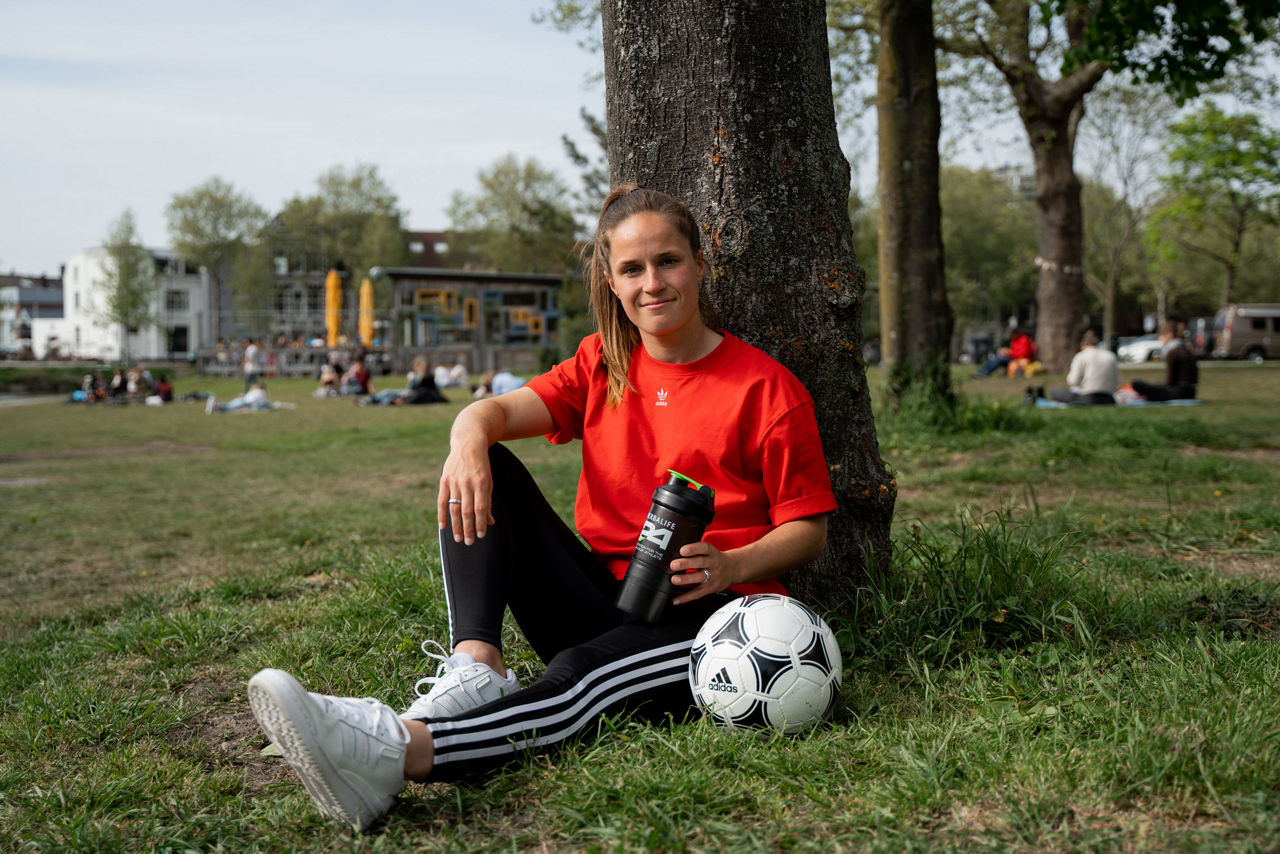 Een foto van Marisa Olislagers, voetballer en door Herbalife gesponsorde atleet, met een Herbalife24®-waterfles in de hand