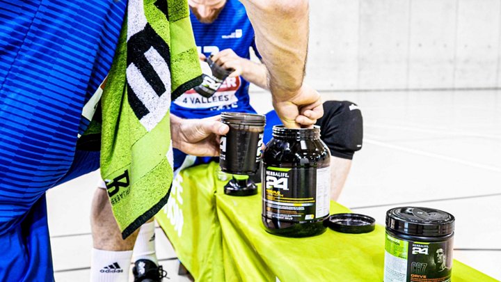 Les membres de l'équipe de volleyball de LUC utilisent les produits Herbalife24®