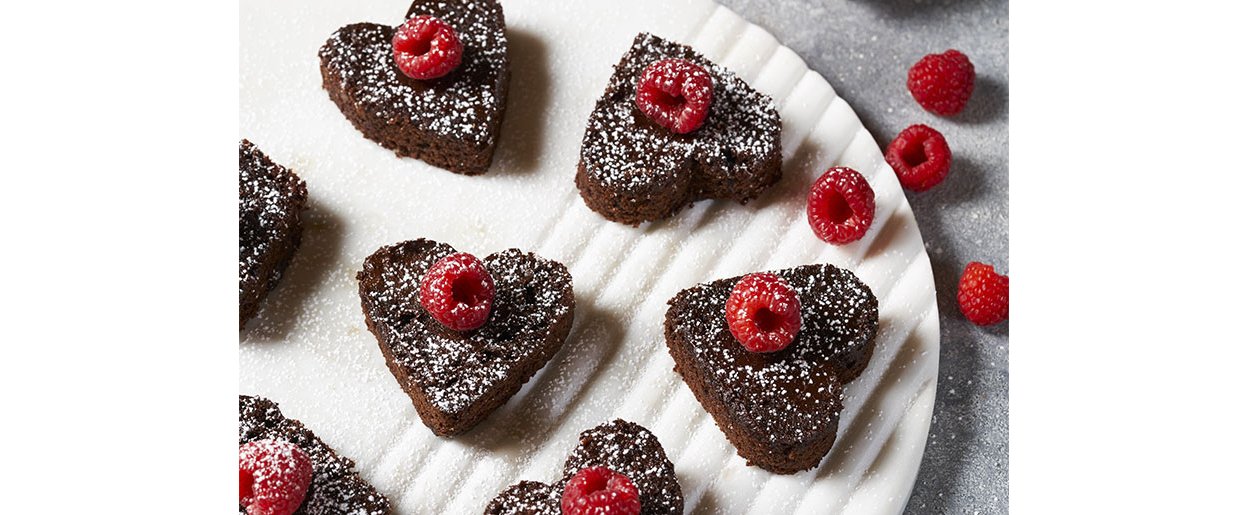 Kolači u obliku srca s malinama na vrhu