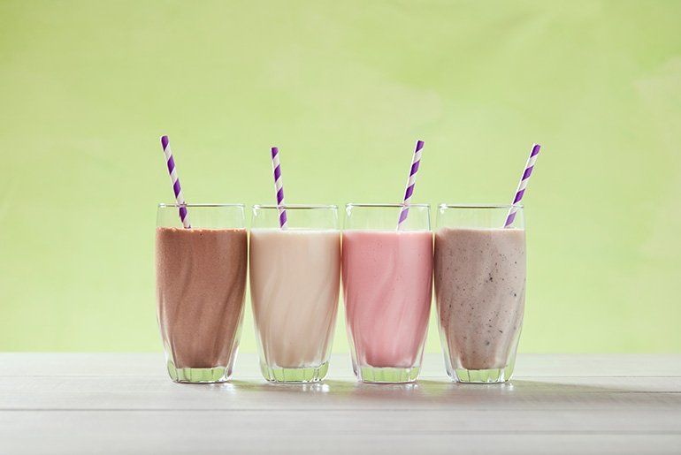 Četiri čaše šejka sa slamkama