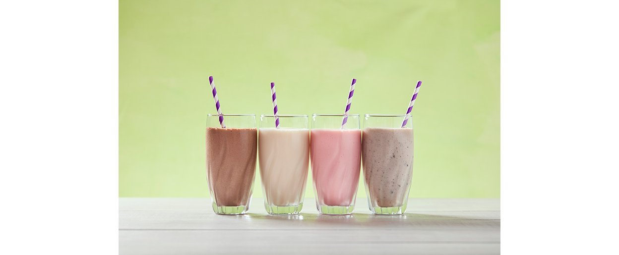 Četiri čaše šejka sa slamkama