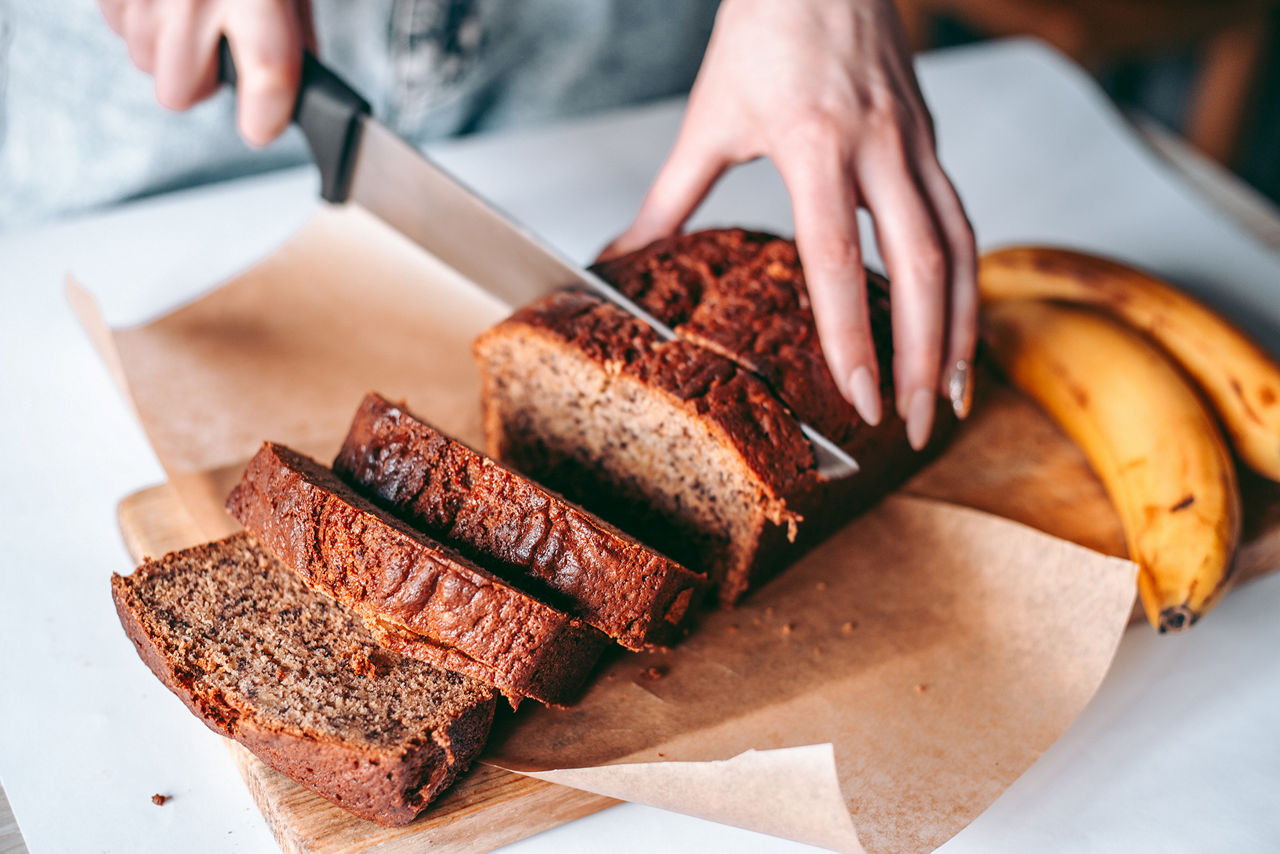 Tranches de cake à la banane fait maison dans une assiette