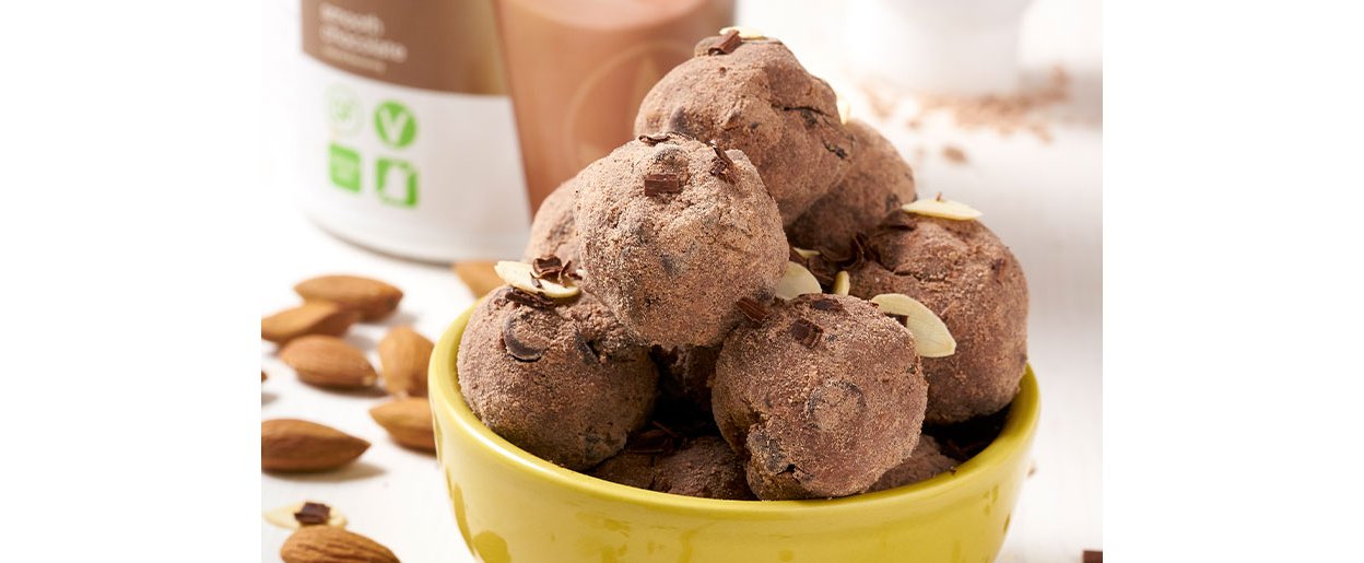 Protein pieces with chocolate and almonds