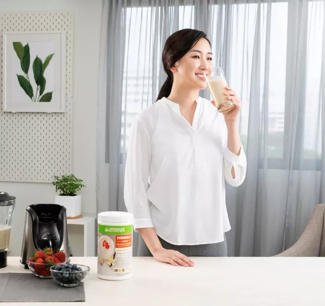 li-woman-drinking-formula-1- 