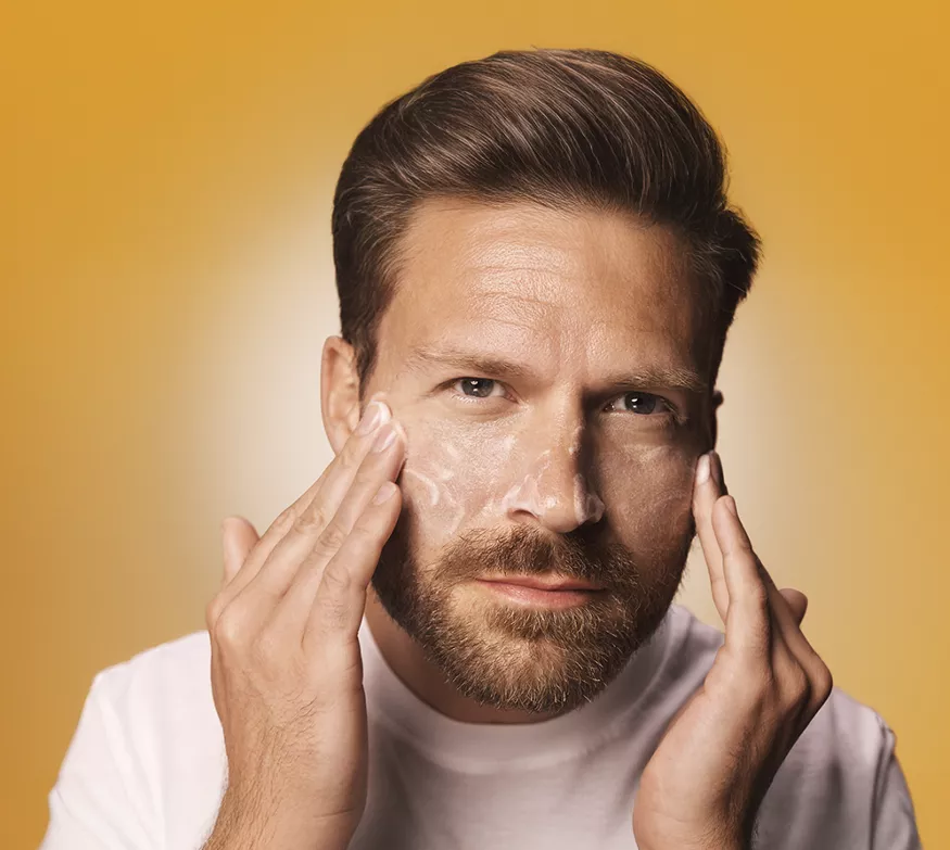 Ένας άνδρας πλένει το πρόσωπό του με το HL/Skin Resurfacing Gelo Cleanser.