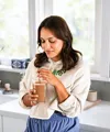Une femme boit un shake de Formula 1 à la maison