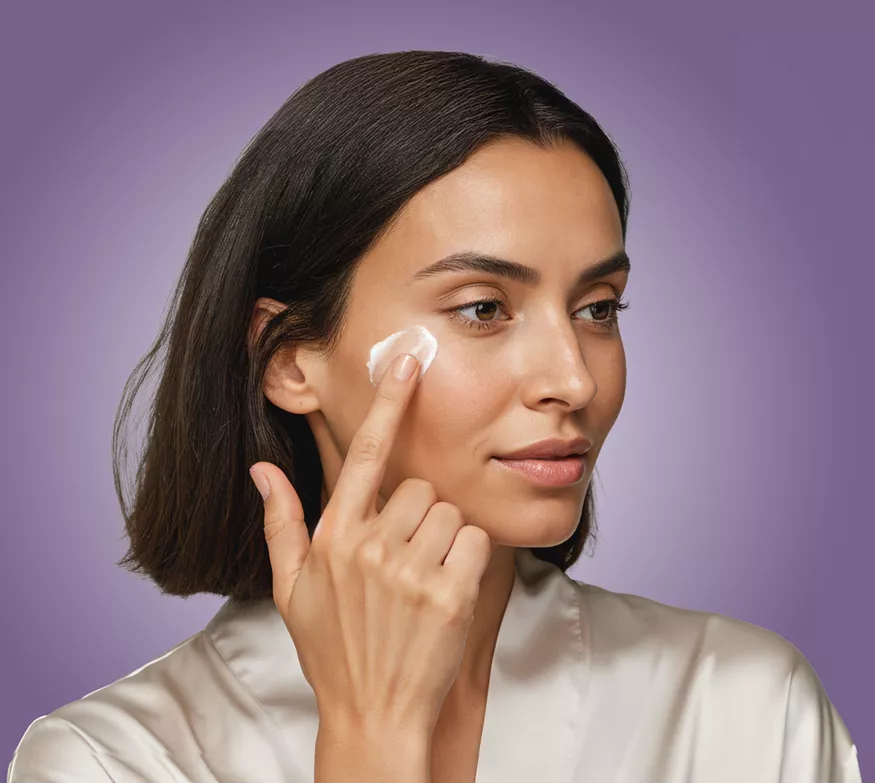 Γυναίκα που εφαρμόζει απαλά κρέμα προσώπου ως μέρος μιας υγιεινής βραδινής ρουτίνας αυτοφροντίδας